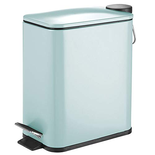 Basurero de baño clásico con pedal rectangular azul pastel.