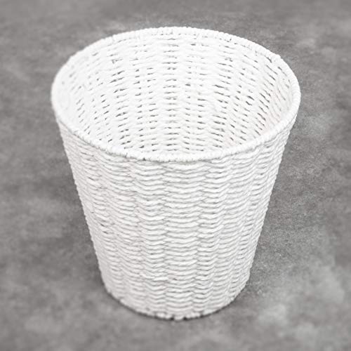 Cesta de mimbre blanco de la habitación