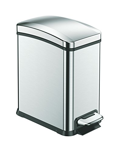 La estrecha papelera rectangular de plata del baño...