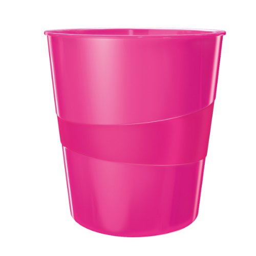 La llamativa cesta de basura de plástico rosa