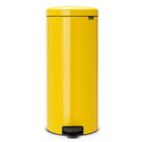 La papelera de la cocina de Brabantia de color amarillo brillante