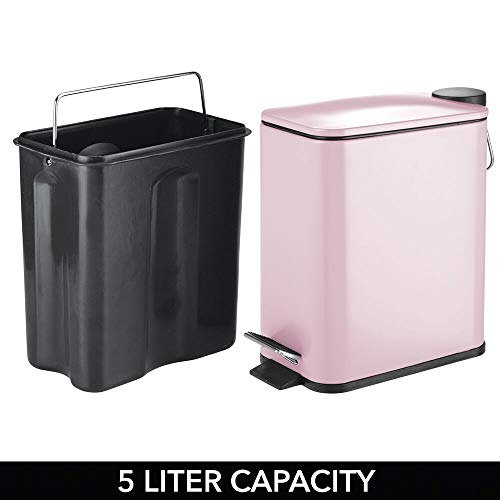 Un cubo de baño estrecho y rectangular de color rosa pastel